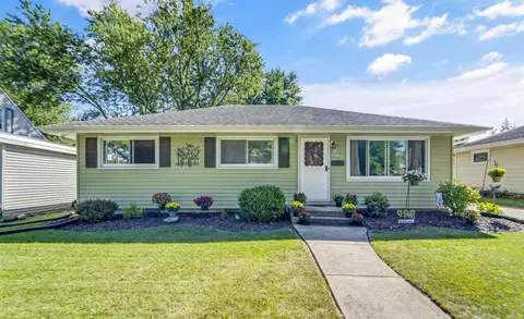 w168n8472 Jacobson Dr, Menomonee Falls, WI 53051
