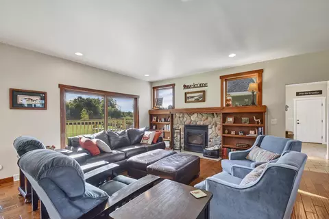 3372 Brookside Dr, Pulaski, WI 54162 photo 4