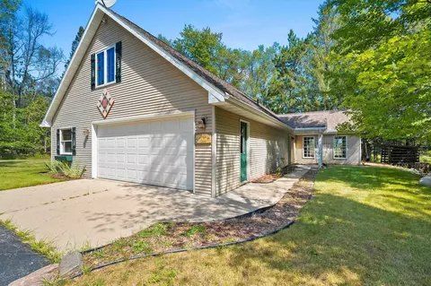 15928 Flower Lake Dr, Crivitz, WI 54114