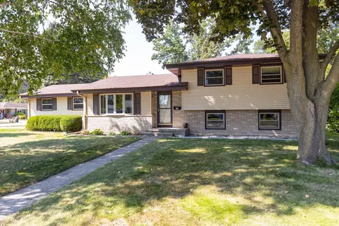 1125 Canterbury Dr, Oshkosh, WI 54902