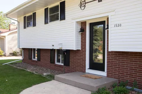 Exterior - 1620 S Seminole Rd, Appleton, WI 54914 photo 2 of 5