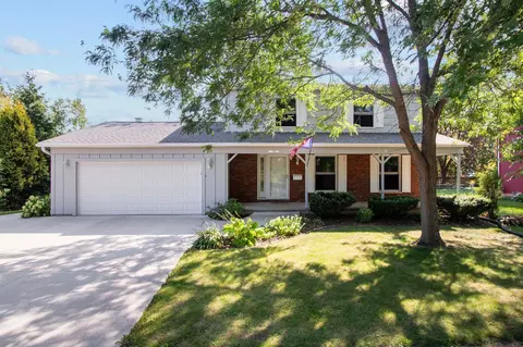 1704 White Swan Dr, Oshkosh, WI 54901