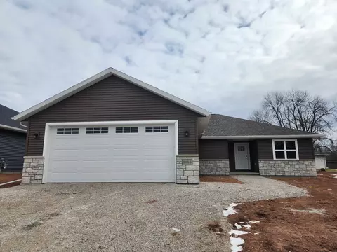 1013 Lotus Trl, Menasha, WI 54952