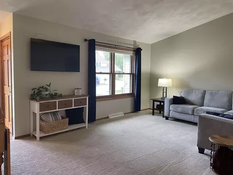 1701 E Orchard Blossom Dr, Appleton, WI 54915 photo 2