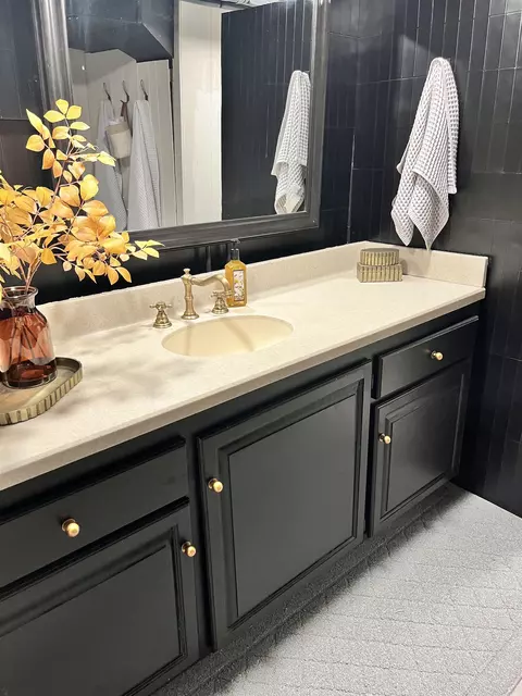 Bath - 907 W Roberts Ave, Appleton, WI 54914 photo 6 of 8