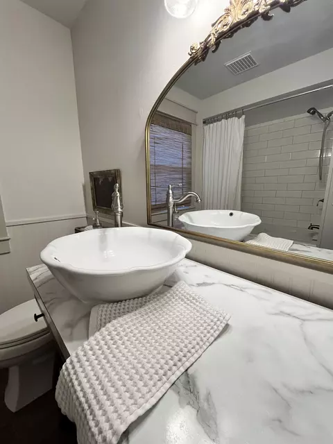 Bath - 907 W Roberts Ave, Appleton, WI 54914 photo 3 of 8