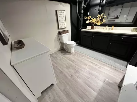 Bath - 907 W Roberts Ave, Appleton, WI 54914 photo 7 of 8
