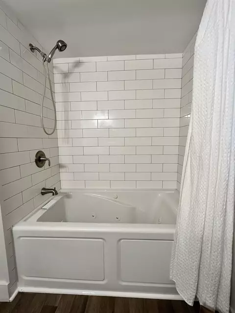 Bath - 907 W Roberts Ave, Appleton, WI 54914 photo 5 of 8