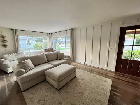 Living - 907 W Roberts Ave, Appleton, WI 54914 photo 1 of 3