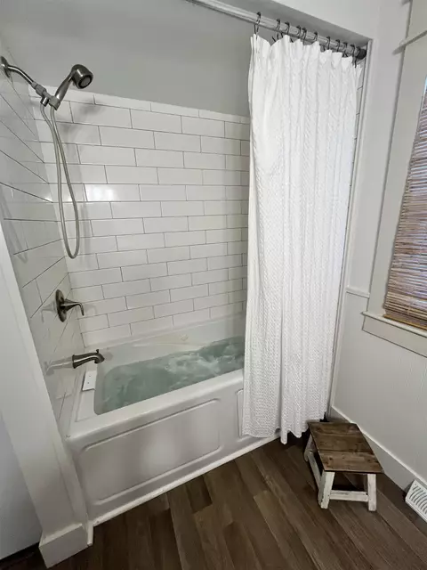 Bath - 907 W Roberts Ave, Appleton, WI 54914 photo 4 of 8