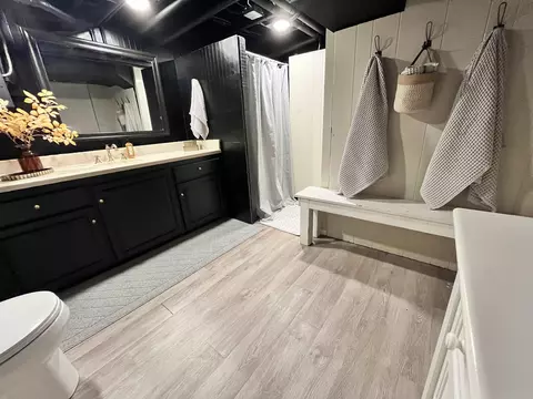 Bath - 907 W Roberts Ave, Appleton, WI 54914 photo 8 of 8