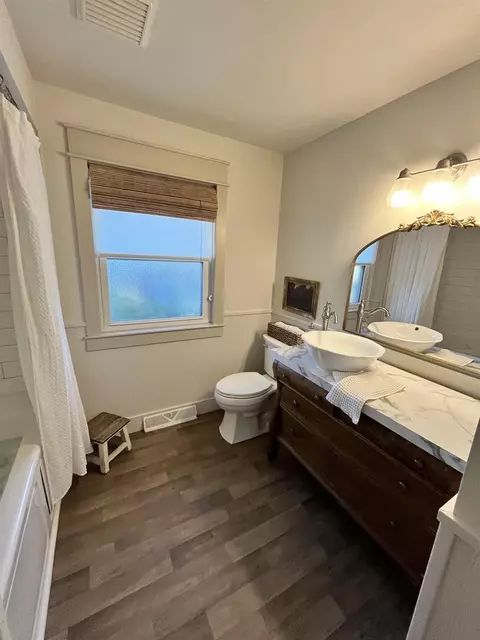 Bath - 907 W Roberts Ave, Appleton, WI 54914 photo 1 of 8