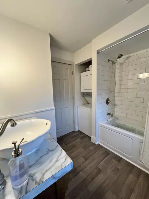 Bath - 907 W Roberts Ave, Appleton, WI 54914 photo 2 of 8