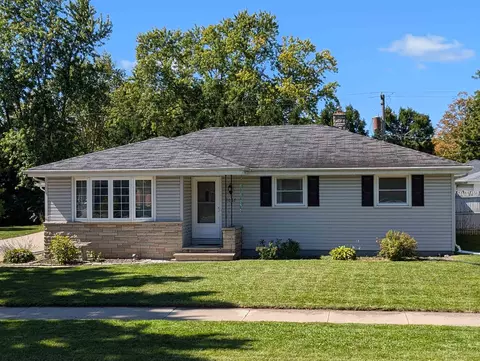 1067 Meadow Ln, Neenah, WI 54956