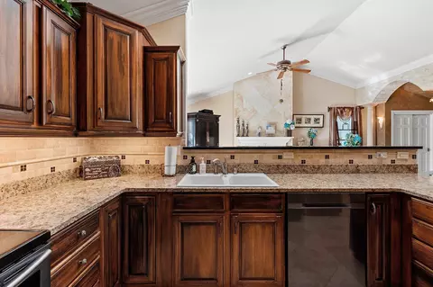 Kitchen - 4731 Westbrook Ct, Appleton, WI 54913 photo 4 of 8