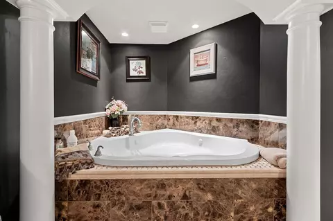 Bath - 4731 Westbrook Ct, Appleton, WI 54913 photo 7 of 10