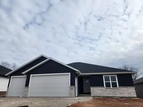 1017 Lotus Trl, Menasha, WI 54952