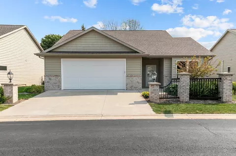 3808 N Crosscreek Cir, Appleton, WI 54913