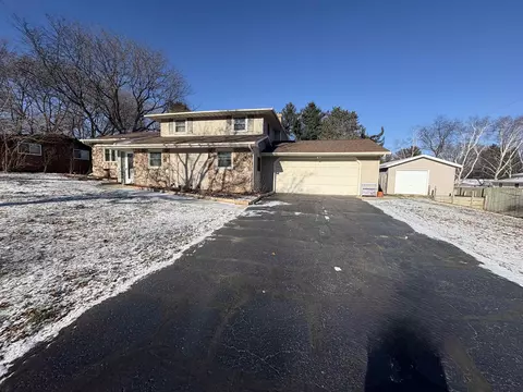 2734 Hazelwood Ln, Green Bay, WI 54304