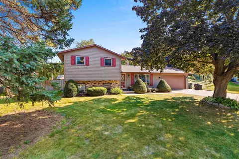 2737 Berken Ct, Ashwaubenon, WI 54304