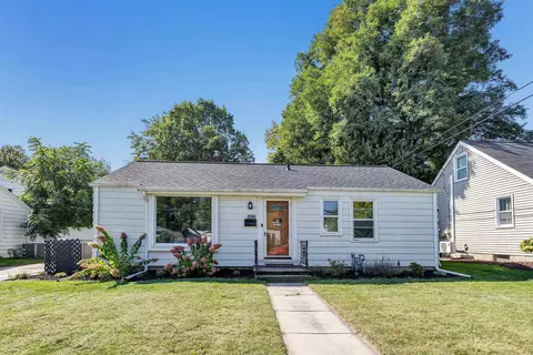 1195 Hickory Hill Dr, Green Bay, WI 54304