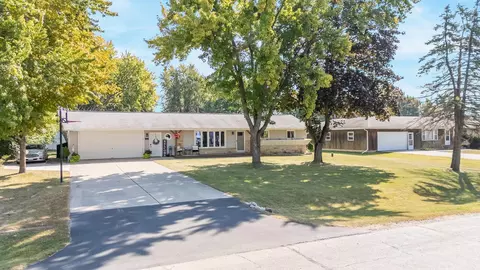 678 Kirkwood Dr, Oshkosh, WI 54904