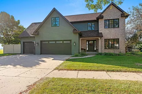 1315 E Wyndmere Dr, Appleton, WI 54913