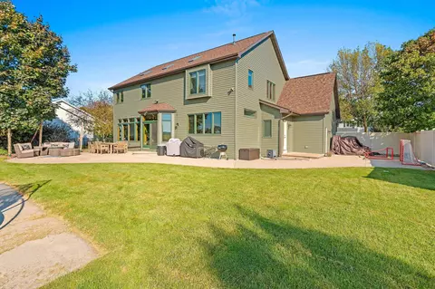 1315 E Wyndmere Dr, Appleton, WI 54913 photo 2