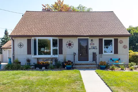 215 Kamps Ct, Combined Locks, WI 54113