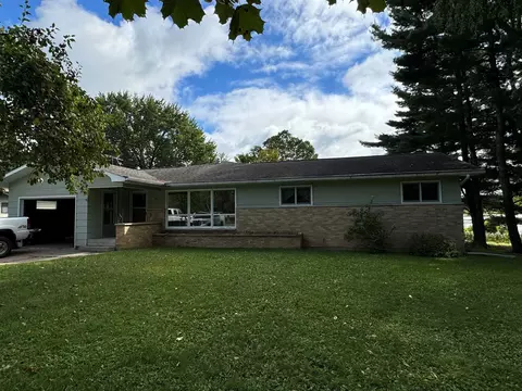 140 Island Dr, Iola, WI 54945