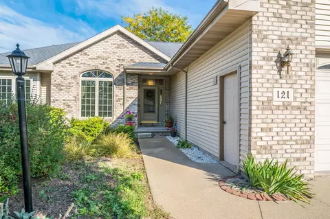 121 Edgewood Ln, Combined Locks, WI 54113