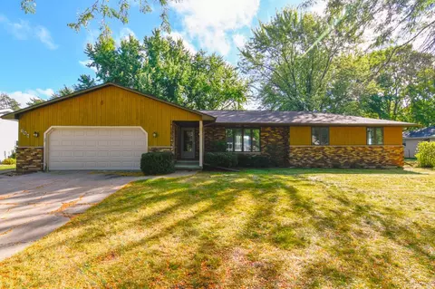 607 Aurora Dr, Green Bay, WI 54302
