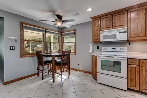 910 Robin St, De Pere, WI 54115 photo 8