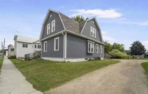 40 S 6th St, Hilbert, WI 54129
