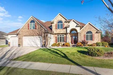 621 Roland St, Combined Locks, WI 54113