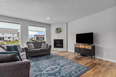 Living - w5539 Schreiber Lane, Appleton, WI 54915 photo 2 of 2