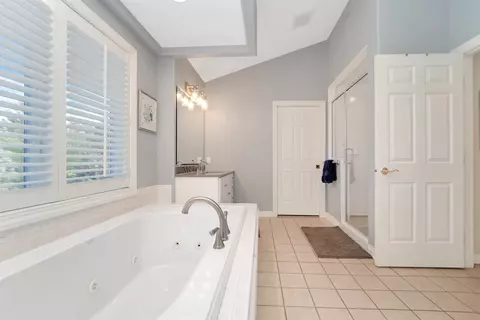 Bath - 126 E Crossing Meadows Ln, Appleton, WI 54913 photo 4 of 7