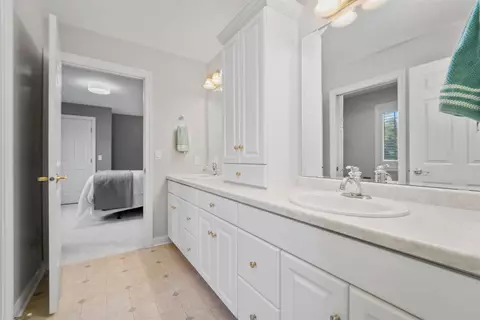 Bath - 126 E Crossing Meadows Ln, Appleton, WI 54913 photo 5 of 7