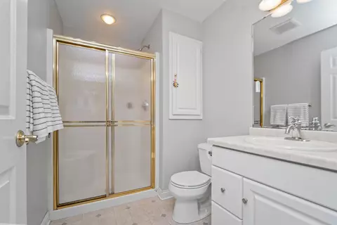 Bath - 126 E Crossing Meadows Ln, Appleton, WI 54913 photo 1 of 7