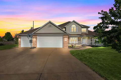 2202 W Prairie Creek Dr, Neenah, WI 54956