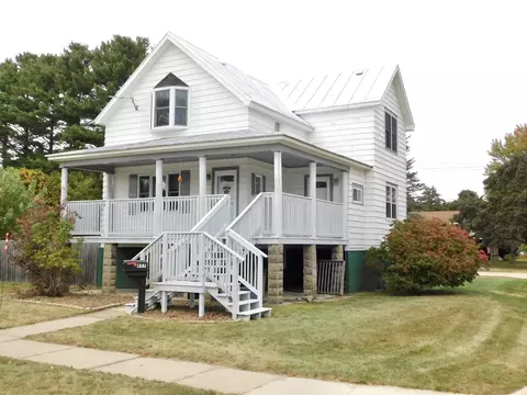 957 Madison St, Oconto, WI 54153