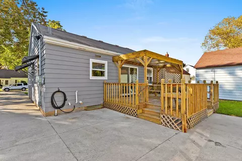 Exterior - 1712 S Adams St, Appleton, WI 54915 photo 9 of 13