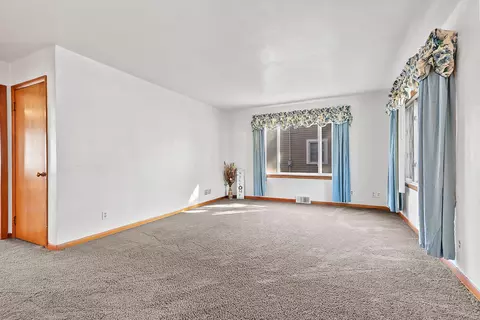 Living - 1712 S Adams St, Appleton, WI 54915 photo 2 of 4