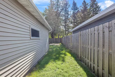 Exterior - 1025 W 8th St, Appleton, WI 54914 photo 12 of 18