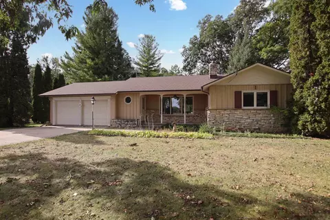 1489 Lake Breeze Rd, Oshkosh, WI 54904