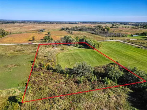 8853 Oak Hill Rd, Omro, WI 54963