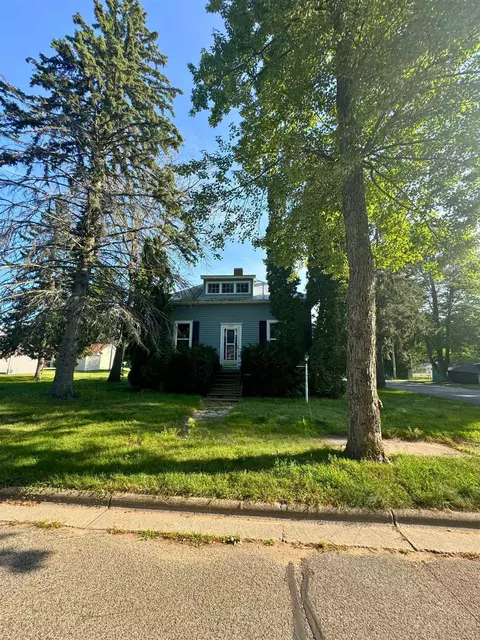 502 5th St, Oconto, WI 54153