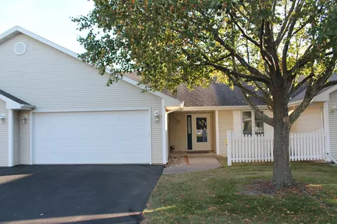 203 Lake Pointe Dr, Oshkosh, WI 54904
