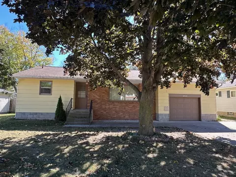 4020 N Shore Dr, Menominee, MI 49858