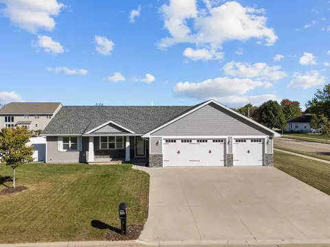 2458 Maple Grove Dr, Neenah, WI 54956